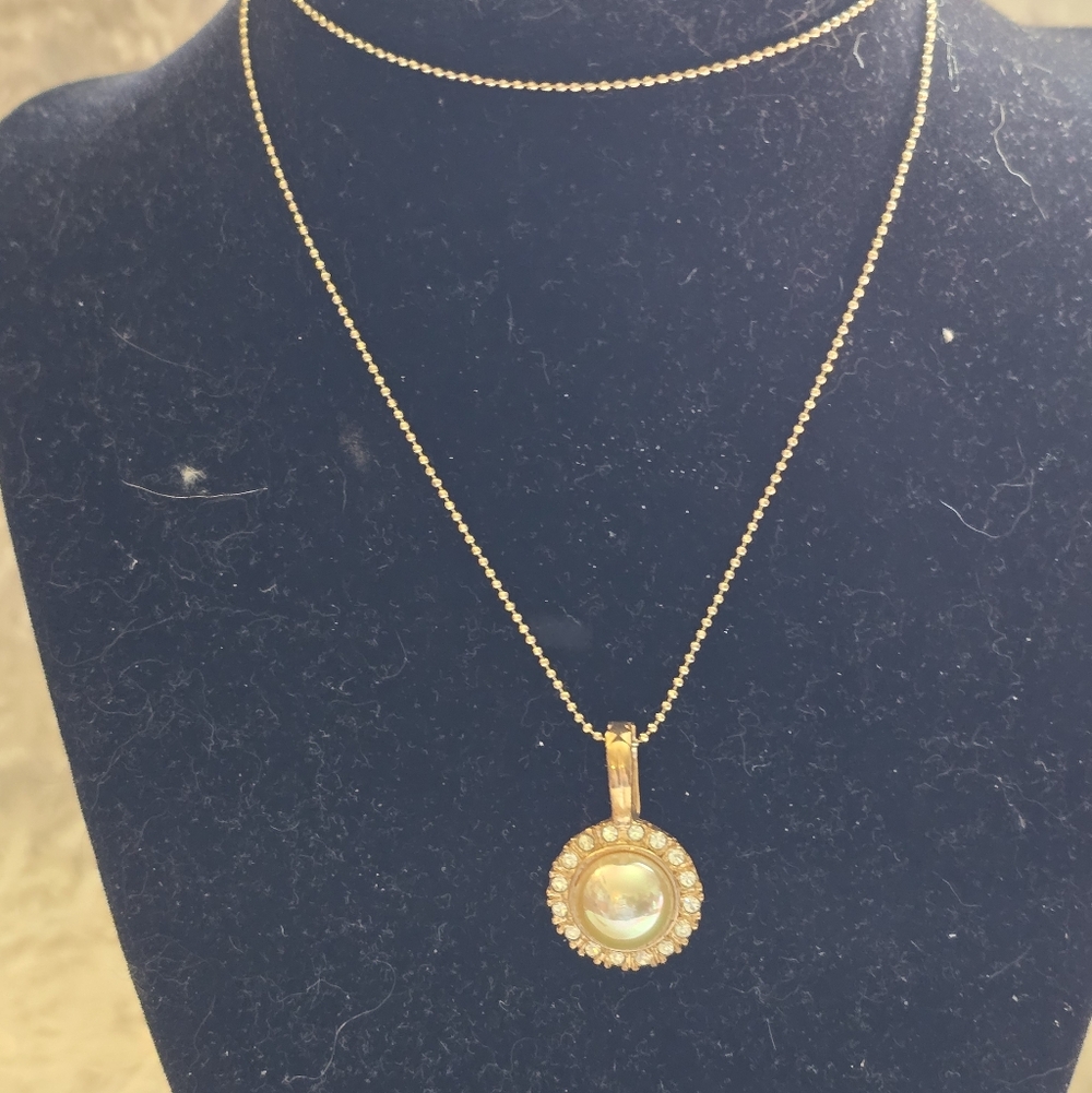 Elegant Gold Pendant Necklace